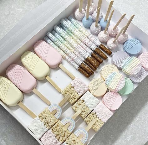 Cake Pops And Cakesicles, Cake Pop Treat Boxes, Cakepop Design Ideas, Chocolate Covered Sweets, Chocolate Covered Treats Price List, Treat Maker Business, Cake Pop Packaging Ideas, Cakecicles Ideas, Chocolate Covered Treats Ideas