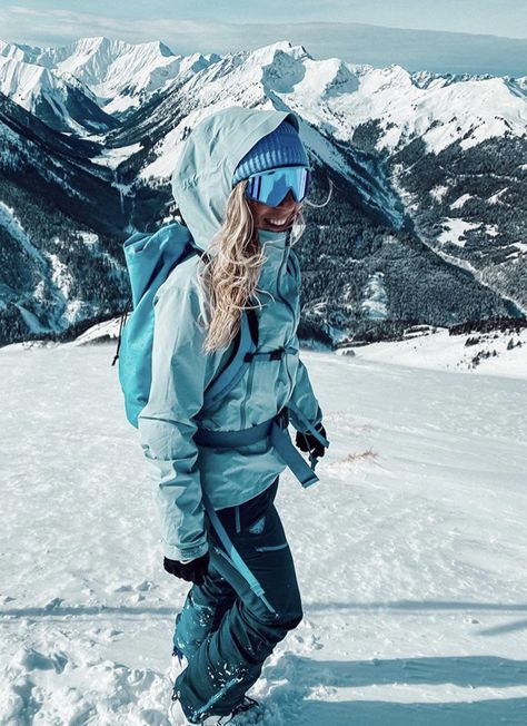 Blue Ski Jacket Outfit, Montec Ski Outfit, Backcountry Skiing Women, Ski Tips For Beginners, Ski Trip Essentials, Ski Tips, Ski Trip Packing, Snowboarding Aesthetic, Wander Outfit