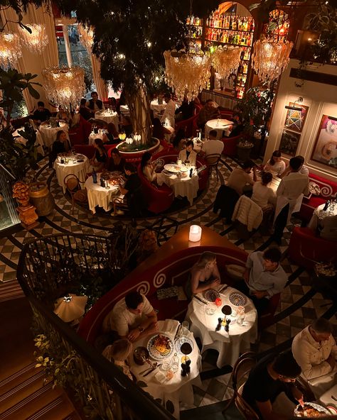 #aesthetic #food #restaurant #foodie #kensington #italian #dinner #londonlife #jacuzzi Fancy Restaurant Interior Design, Posh Restaurant, Restaurant Fancy, Vintage Restaurant Aesthetic, Restaurant Astethic, High Class Restaurant, Romantic Restaurant Aesthetic, Expensive Restaurant, Italian Dinner Restaurant