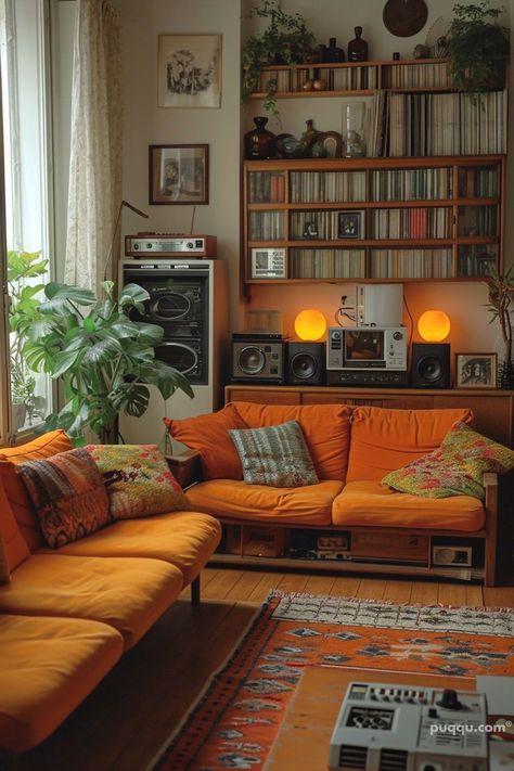 Weird Living Room Layout Ideas, Orange House Aesthetic, Cozy Midcentury Modern Living Room, 70s Decor Living Room, 70s Interior Design Retro, 70s Living Room Aesthetic, Midcentury Living, 70s Living Room, 70s Interior Design