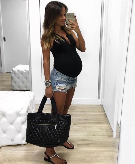 Bumping it well. Prego Outfits, Summer Pregnancy Outfits, Baby Bump Style, Preggo Fashion, Maternity Chic, Cute Maternity Outfits, Stylish Maternity Outfits, Pregnancy Looks, Summer Pregnancy