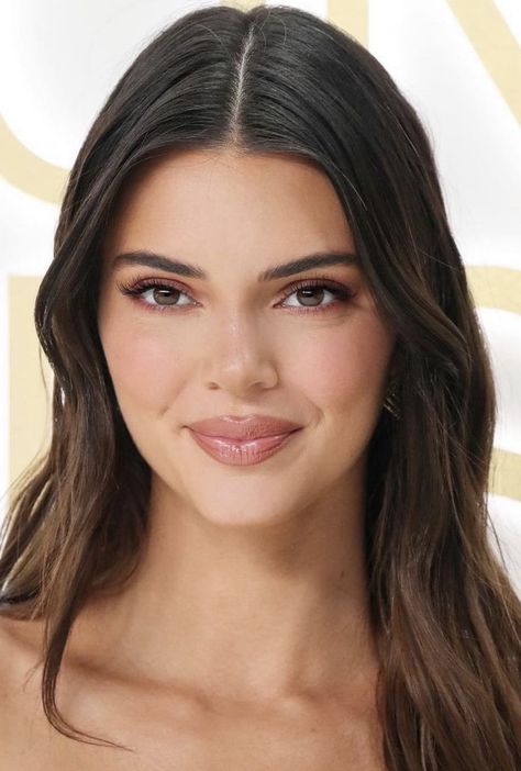 Kendall Jenner 2020, Kendall Jenner Portrait, Kendall Jenner Hair Color, Makeup Cheat Sheets, Grad Makeup, Kendall Jenner Met Gala, Kendall Jenner Hair, Kendall Jenner Makeup, Kendal Jenner