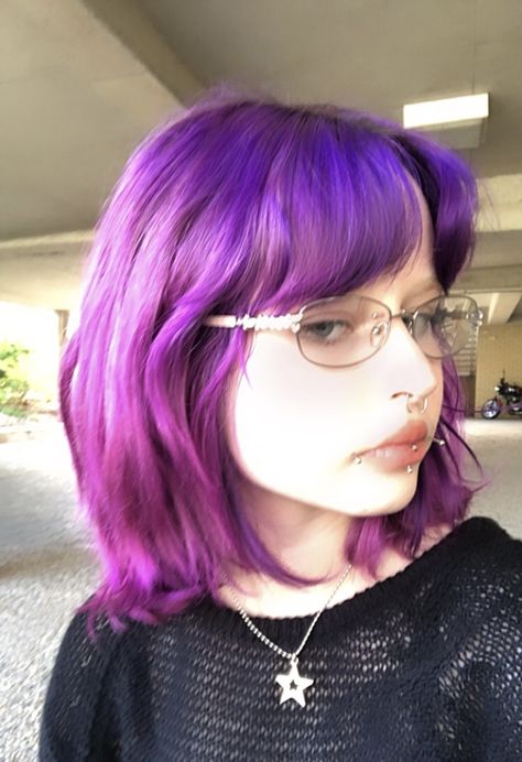 Short Purple Hair With Bangs, Dark Purple Hair With Bangs, Purple Hair With Bangs, Ramona Flowers Hair, Purple Goth Hair, Grunge Purple Hair, Purple Punk Hair, Purple Alt Hair Short, Purple Hair Goth