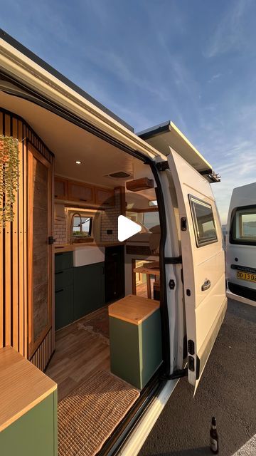 Renault Master Camper Conversion, Outdoor Shower Toilet, Renault Master Camper, Astuces Camping-car, Trailer Caravan, Shower Toilet, Campervan Life, Camper Van Conversion Diy, Renault Master