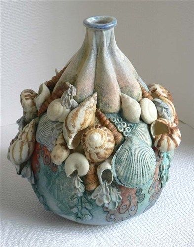 Interesting collection of work by Elaine Hind  www.axisweb.org/p/elainehind Ceramic Shell Vase, Ceramic Seashells, Coastal Ceramics, Art Coquillage, Seashell Projects, Deco Nature, Shell Crafts Diy, Sea Crafts, בר מצווה