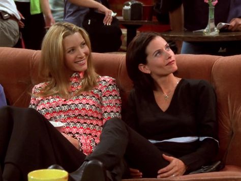 Monica And Phoebe, Friends Season 10, Monica Friends, Monica Gellar, Gina Linetti, Tv Outfits, Lisa Kudrow, Friends Cast, Friends Season