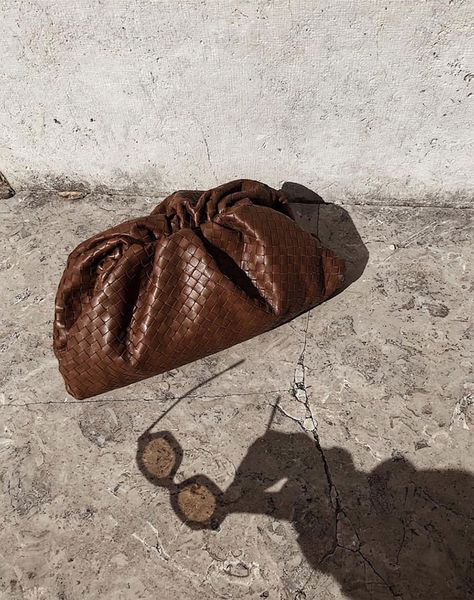 Spring Trend: The Bottega Veneta Gathered Clutch :: This Is Glamorous Bottega Veneta Bag Aesthetic, Beige Bottega Veneta Bag, Bottega Veneta Knot Clutch, Vintage Bottega Veneta Bag, Bottega Bag, Bottega Veneta Pouch, Bottega Veneta Clutch, Spring Ootd, Style Parisienne