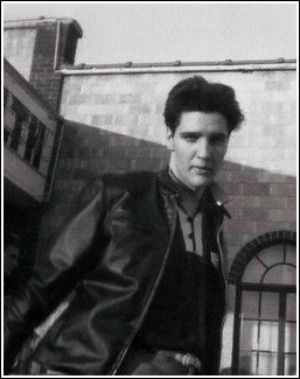 Rare photo of Elvis in 1960 Elvis 1960, Marie Presley, Young Elvis, Elvis Presley Pictures, Elvis And Priscilla, Elvis Movies, Elvis Presley Photos, Priscilla Presley, Lisa Marie Presley