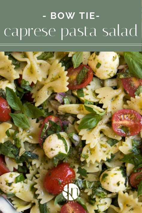 This caprese-inspired bow tie pasta salad recipe is the perfect summer meal. Packed full of color, flavor, and fibre, it's sure to be a crowd-pleasing dish. Italian Bow Tie Pasta, Bbq Evening, Bow Tie Pasta Salad, Kay Nutrition, Bowtie Pasta Salad, Bow Tie Pasta, Caprese Pasta Salad, Yummy Salads, Best Pasta Salad