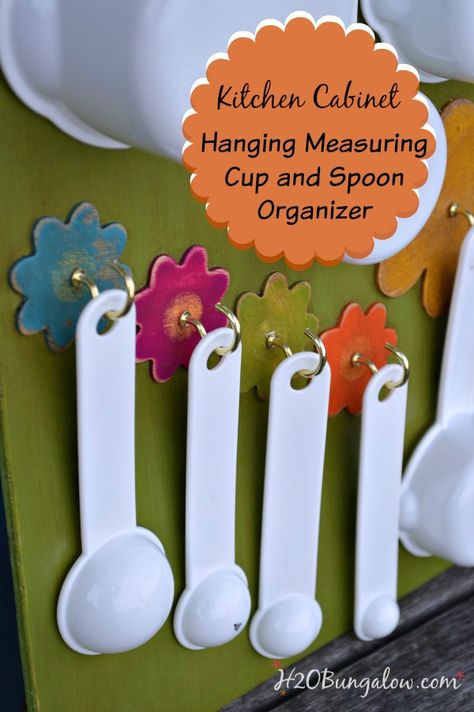 DIY Tutorial to make this measuring cup and spoon that hangs in the kitchen cabinet looks adorbale and keeps everything organized and easy to reach www.H2OBungalow.com Measuring Spoons Organization, Measuring Cup Organization, Spoon Organizer, Rv Gadgets, Diy Kitchen Cabinet, Organized Kitchen, Measuring Cups And Spoons, Thrifty Thursday, Kitchen Cabinets Decor