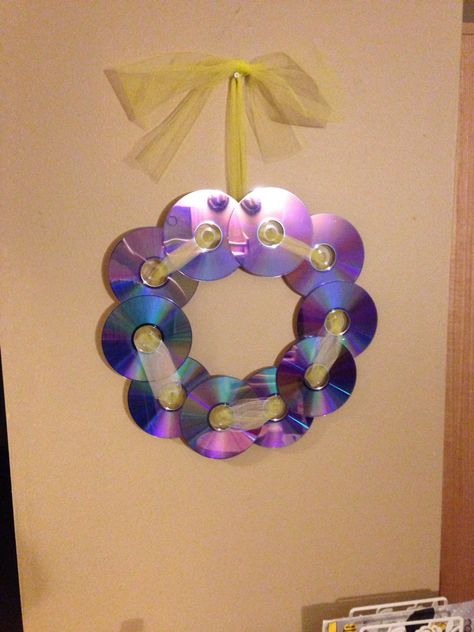 A wreath for the computer lab door made out of old CD's, hot glue, and yellow tule :) A super simple touch to any lab door! Computer Christmas Decorations, Computer Lab Door, Lab Rules, Computer Lab Decor, School Computer Lab, 2023 Classroom, Old Cd Crafts, Tech Lab, Teaching Computers