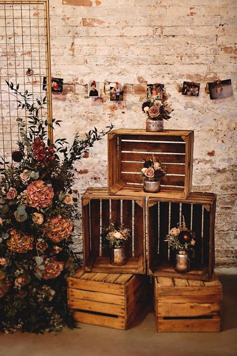 Diy Ideas For Wedding Decor, Rustic Autumn Wedding Flowers, Autumnal Wedding Decorations, Rustic Autumn Wedding Decorations, Wooden Crate Wedding Decor, Autumn Event Decor, Wedding In Autumn, Autumnal Wedding Decor, Crates Wedding Decor