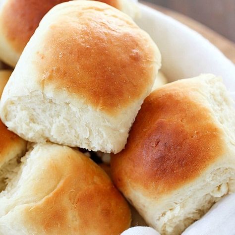 30 Minute Easy Dinner Rolls (Small Batch) via @jennikolaus Healthy Dinner Rolls, Easy Dinner Rolls, Quick Dinner Rolls, Easy Yeast Rolls, Dinner Rolls Easy, Tasty Bread Recipe, Homemade Rolls, Homemade Dinner Rolls, Yeast Rolls