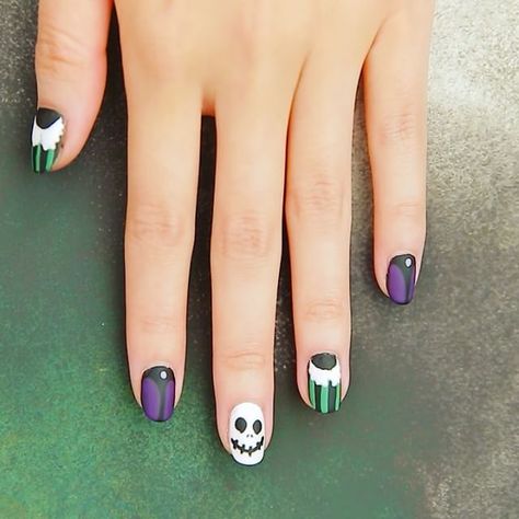 What's this, what's this? Only the cutest Haunted Mansion Holiday inspired manicure! 🎃🕸 {💅🏻: @stephstonenails} Haunted Mansion Nails, Disney Manicure, Haunted Mansion Holiday, Nail Tricks, Vampire Lovers, Nails Disney, Disney Nail Art, Stage Beauty, Disney Nail