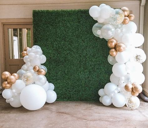 Green boxwood walls, balloon garland Wedding Backdrop Design Balloon, Wedding Backdrop Design With Balloons, Hedge Wall Backdrop With Balloons, Balloons Around Backdrop, Greenery Wall Balloon Garland, Greenery Wall Backdrop With Balloons, Green Wall Backdrop With Balloons, Bday Party Backdrop Ideas, Green Turf Backdrop