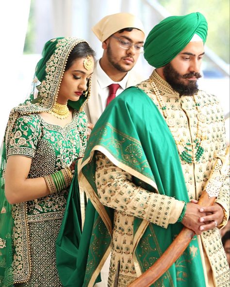 Indian Bridal Lehenga Green, Lehenga With Gold Jewellery, Bridal Lehenga Green, Sikh Wedding Dress, Lehenga Green, Embroidery Lehenga, Sikh Bride, Punjabi Couple, Indian Bridal Lehenga