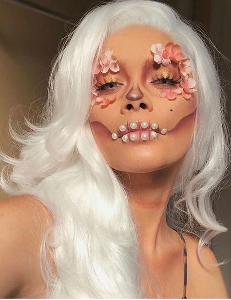 Flower Skull Makeup, White Catrina Makeup, White Skull Makeup, Rhinestone Skull Makeup, Halloween Costumes Women Creative Unique, Makijaż Sugar Skull, Catrina Makeup, Holloween Makeup, Creepy Halloween Makeup