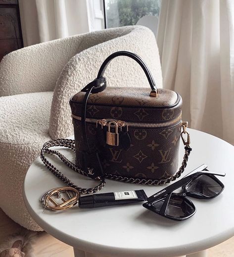 Trendy Handbags, City Bag, Top Model, Vuitton Handbags, Louis Vuitton Handbags, Louis Vuitton Monogram, Instagram Profile, Bag Accessories, Top Handle Bag