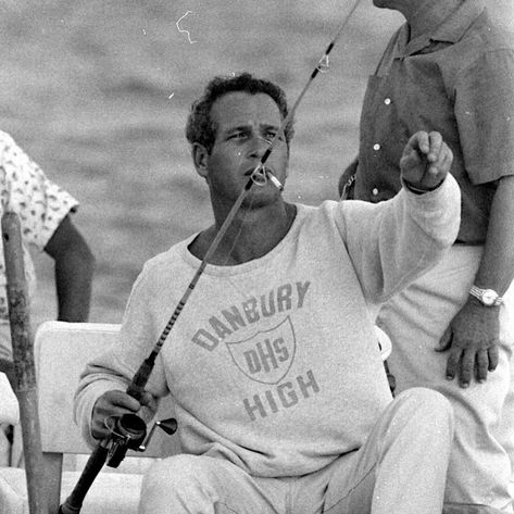 Paul Newman on a fishing trip in Florida, 1967 Hollywood Men, People Figures, Paul Newman, Mens Outfit Inspiration, Vintage Portraits, Streetwear Men Outfits, Men Fashion Casual Outfits, New Energy, 가을 패션