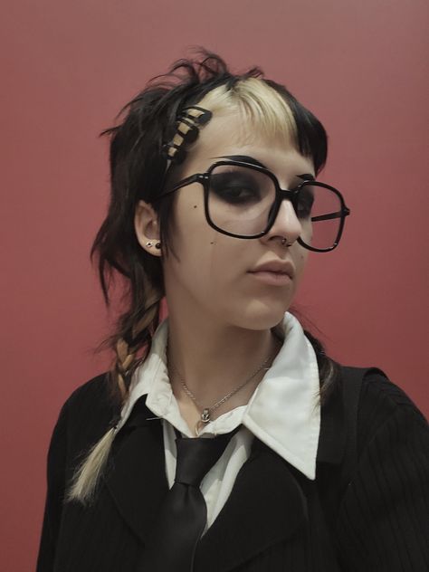 #darkacademia #goth #fashion #aesthetic Alt Glasses, Glasses Grunge, Grunge Glasses, Big Glasses Aesthetic, Goth With Glasses, Goth Glasses Frames, Alternative Makeup With Glasses, Goth Glasses Makeup, Grunge Glasses Frames