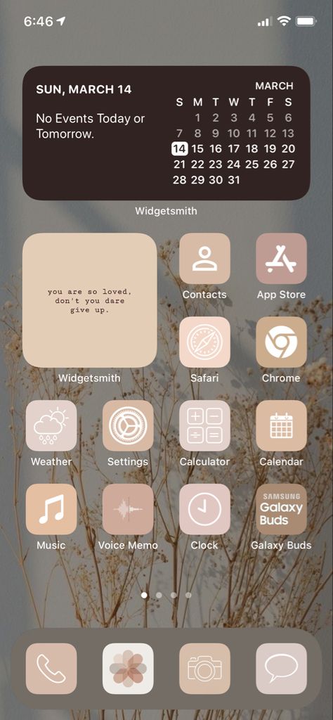 Iphone screen arrangement Iphone Aesthetic Homescreen, Iphone Organization Homescreen, Aesthetic Home Screen Ideas, Dark Aesthetic Wallpaper Iphone, Aesthetic Home Screen, Aesthetic Homescreen, App Ideas, Iphone Home Screen, Iphone Organization