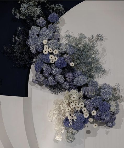 Blue Flower Centerpieces, Engagement Themes, Blue And White Flowers, Modern Floral Design, Wedding Backdrop Design, Hydrangeas Wedding, Flower Installation, Blue Themed Wedding, Wedding Decor Inspiration