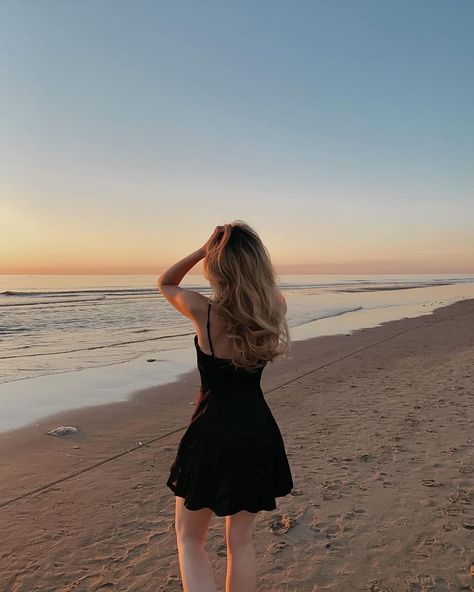 Beach Cute Poses, Aesthetic Poses In Dress, Beach Dress Poses, Beach Instagram Photos, Beach Dress Photoshoot, Beach Poses With Dress, Beach Outfit Dress, Aesthetic Beach Photos, Girl Beach Aesthetic