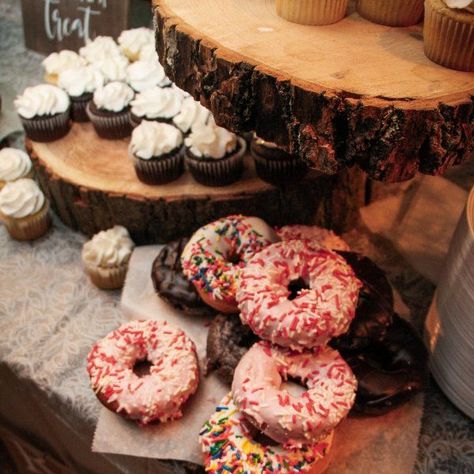 Dessert Table Food Ideas Your Guests Will Love. Why have just a cake when you can also have other desserts and sweets on the table? Not only is this great for your guests, but it is also a great *decor* piece for your wedding! Homer Donuts, Blueberry Cake Donuts, Bud Vase Centerpiece, Donut Kill My Vibe, Donut Batter, Ice Cream Wallpaper, Colorful Donuts, Donut Decorations, Yummy Ice Cream