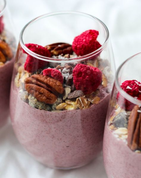 Blended Raspberry Chia Pudding #chiapudding #chia #healthydessert Banana Chia Seed Pudding, Healthy Whole Food Recipes, Raspberry Chia Pudding, Chia Pudding Vegan, Pudding Recept, Coconut Chia Pudding, Coconut Chia, Meal Prep Snacks, Chia Seed Recipes