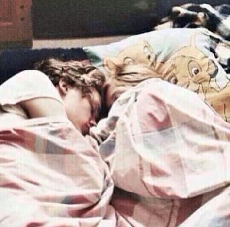 So this is Harry and his sister Gemma... Sleeping with Lion King bedding.... Together before had to leave for tour... MELT.MY.HEART Slaap Lekker, Lovey Dovey, Photo Couple, Cute Relationship Goals, All You Need Is Love, Two People, Old Movies, Hopeless Romantic, Cute Couples Goals