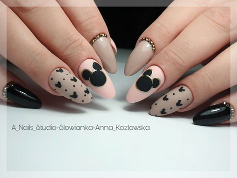 Disney Nails Almond Shape Short, Nude Disney Nails, Nail Art Beige, Subtle Disney Nails, Cute Disney Nails, Mouse Nail Art, Disneyland Nails, Mickey Mouse Nails, Disney Inspired Nails