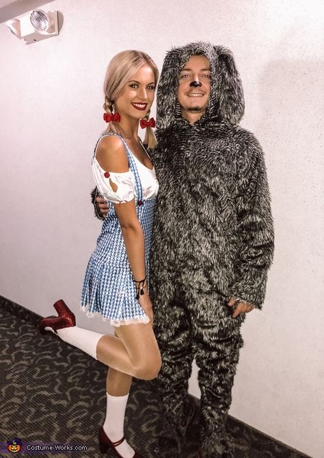 Dorothy And Toto Costume Couple, Dorothy And Toto Costume, Hallo Costumes, Toto Wizard Of Oz, Dorothy And Toto, Dorothy Wizard Of Oz, Halloween Fits, Couple Costume, Homemade Costume