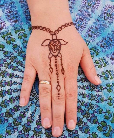 Henna Tattoo Sea Animals, Thigh Henna Tattoo Simple, Henna Sea Animals, Animal Henna Designs, Summer Henna Designs, Easy Hand Henna, Henna Patterns Hand, Nail Wallpaper, Cool Henna Tattoos