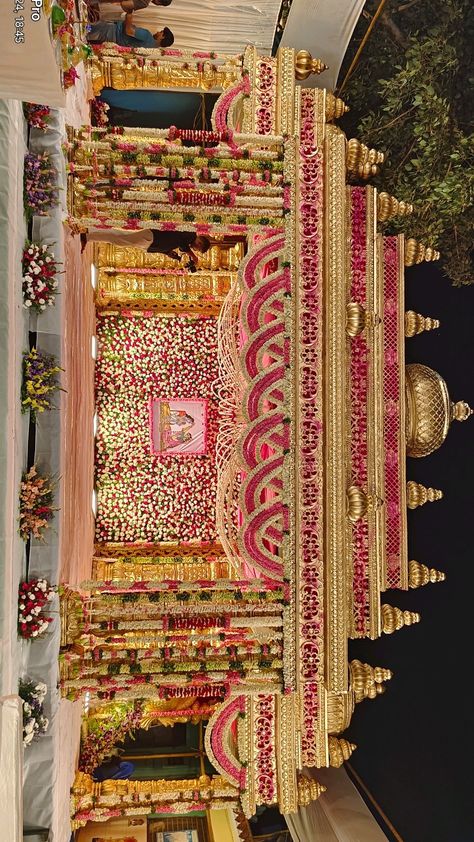 Wedding Mandapam Decoration South Indian, Nalugu Decoration Ideas, Haldi Backdrop Stage Decorations, Shadi Decoration Indian Weddings, Marriage Stage Decoration Weddings, Kalyana Mandapam Decorations, Indian Engagement Decorations, Mandapam Decoration Marriage, Pelli Mandapam Decoration