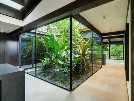 Indoor Terrarium Room, Atrium House Indoor, Home Atrium, Glass Atrium, Atrium Design, Indoor Courtyard, Courtyard Gardens Design, Courtyard Design, Glass Room