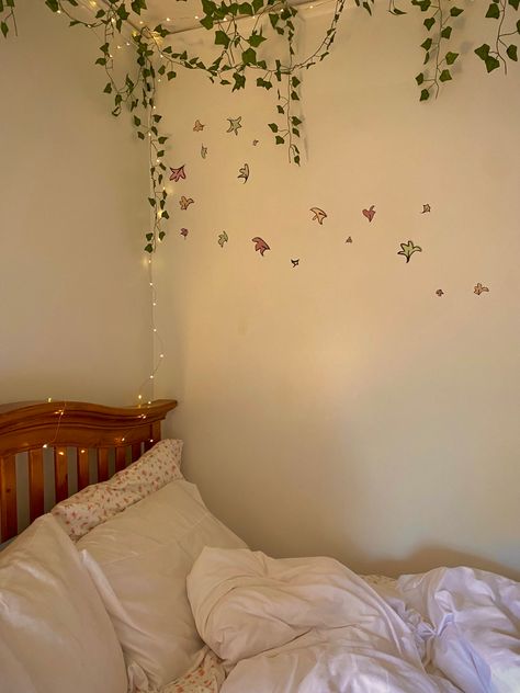 Heartstopper Bedroom Aesthetic, Heartstopper Themed Room, Heartstopper Bedroom, Heartstopper Bedroom Ideas, Hearstopper Leaves Room Decor, Heartstopper Decor, Heartstopper Art Room, Heartstopper Room Ideas, Heartstopper Leaves Wall Decor