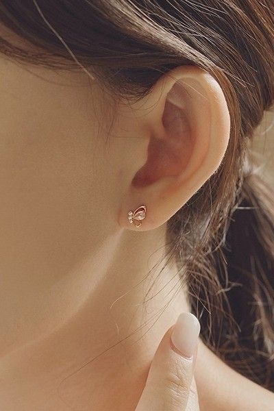 Latest Gold Earrings Designs, Gold Earrings Studs Simple, Jewelry Accessories Aesthetic, Jewelry Tattoo Designs, Aesthetics Jewelry, Drawing Jewelry, Gold Earrings For Kids, Hand Jewelry Rings, Small Earrings Gold