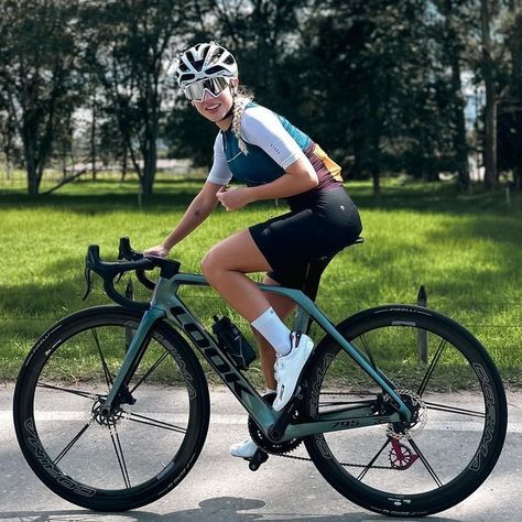 Biking Outfits, Cyclist Outfit, Road Bicycle Bikes, Cycling Girl, Female Cyclist, Women Cycling, Womens Cycling Clothes, Cycling Motivation, Basket Style