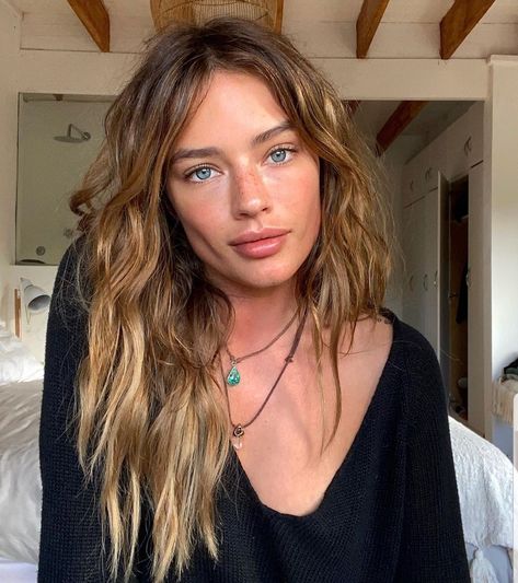 Sandy Colored Hair, Blend Brown Roots Into Blonde, Blonde Hair W Brown Roots, Beachy Ombre Hair, Surfer Brown Hair, Surfer Girl Hair Brunette, Beachy Hair Color Brunette, Brunette Surfer Girl, Brunette Beach Hair