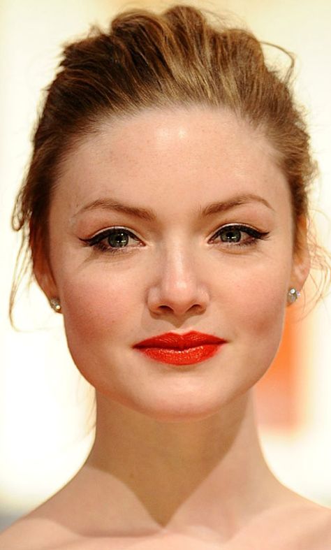 Coral Eye Makeup, Holliday Grainger, Perfect Cat Eye, Orange Lips, Lily James, Christina Ricci, Beautiful Lips, Anne Hathaway, Red Lipstick