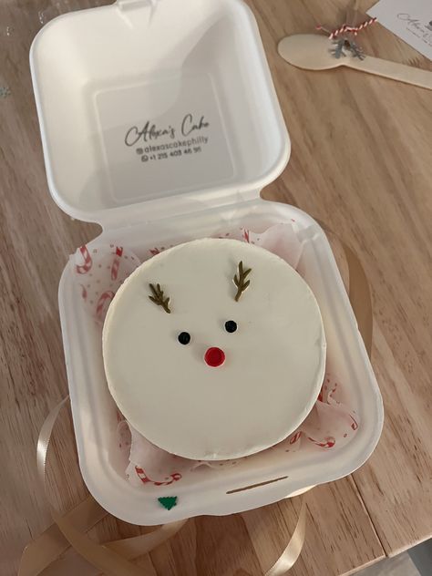 reindeer bento cake Christmas Bento Box Cake, Christmas Lunch Box Cake, Bento Cake Christmas Design, Lunchbox Cake Christmas, Holiday Bento Cake, Christmas Bento Cake, Reindeer Christmas Cake, Reindeer Christmas Cake Ideas, Christmas Bento