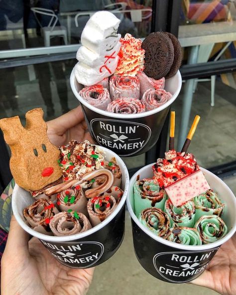 FOOD GORGING DAILY on Instagram: “Christmas Themed Rolled Ice Cream 🔥” Roll Up Ice Cream, Ice Cream Taco, Ice Roll, Rolled Ice Cream, Christmas Ice Cream, Ice Cream Business, Blueberry Ice Cream, Trendy Food, Yummy Ice Cream