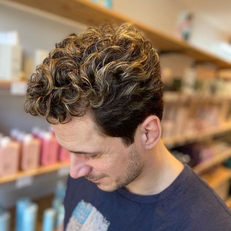 Curly Hair Guys, Men Blonde Highlights, Curly Hair With Highlights, Highlights Brown Hair Short, Black Hair With Blonde Highlights, Highlights For Men, Mens Short Curly Hairstyles, Curly Hair Highlights, White Blonde Highlights