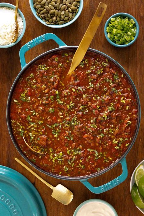 A Texas-style chili with lots of flavorful ground beef and a plethora of healthy veggies, this Chili Con Carne is a delicious, make-ahead crowd-pleaser! Mexican Chili Con Carne, Healthy Ground Beef Chili Recipe, Ground Beef Pumpkin Chili, Ground Beef Chili Recipe No Beans, Ground Pork Chili, Chili With Chorizo And Ground Beef, Chili Sides, Turkey Black Bean Chili, Bacon Chili