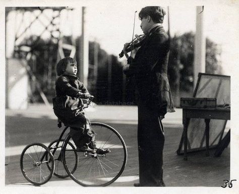 Silent film icon Charlie Chaplin (1889 - 1977) The Kid 1921, Chaplin Film, Charles Spencer Chaplin, Charles Spencer, My Prince Charming, Silent Movie, Charlie Chaplin, The Kid, Aragon