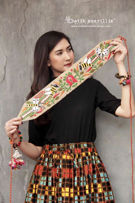 Batik Amarillis‘s  folklore obi belt  A delightful obi belt which features  adorable animals with Hungarian floral embroidery inspired/style  on jute/ goni with its long colorful cord and tassels - cinch in the waist of a dress/tunic. This belt can be worn so that it is wrapped in the front and tied at the back, wear it up high on the hips or low on the waist 🥀 🥀 🌸 🌻 💐 🌷#fashionphotography#fashioneditorials#madeinindon Embroidery Belt Design, Belt Embroidery Design, Belt Diy Ideas, Batik Amarillis, Embroidery Belt, Hand Embroidered Jewelry, Saree With Belt, Navratri Dress, Embroidered Belt