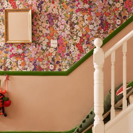 Hollyhock Wallpaper, Wallpaper Stairwell, Country Girl Rooms, Hallway Wallpaper Ideas, Closed Staircase, Cottage Hallway, Stairwell Ideas, Wallpaper Stairs, British Decor