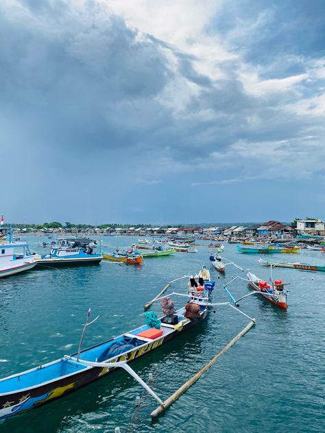 pelabuhan ikan tanjung luar banyak sekali kapal nelayan dan org memancing disini Lombok