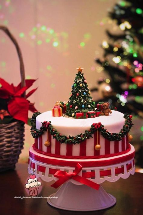 Christmas Cake - Cake by Maria's Watch the tutorial on https://m.youtube.com/watch?v=pajBZW94cC4&feature=youtu.be Winter Torte, Christmas Themed Cake, Christmas Cake Designs, Torte Cupcake, Christmas Cake Decorations, Xmas Cake, Christmas Cupcakes, Christmas Cooking, Holiday Cakes