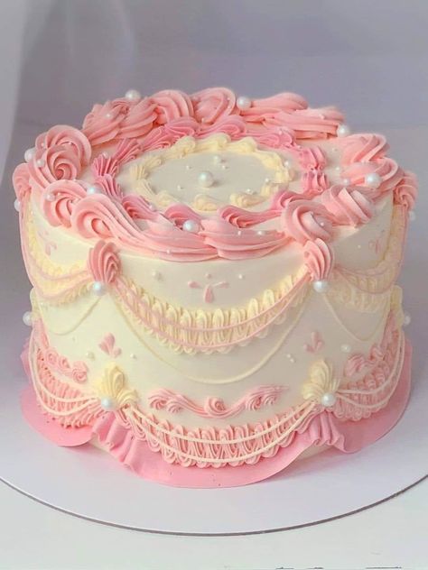 Pink Cakes Simple, Retro Bday Cake, Cake Vintage Aesthetic, Bday Cakes For Women Beautiful, Croquette Cake, Professional Cakes, Most Beautiful Cakes, Pink Fancy Cake, Grocery Store Cake